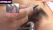 Чувак выщипывает волосы на письке азиаточке 1